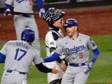 Freddie Freeman (5) y Shohei Ohtani (17) celebran después de que ambos anotaron con un jonrón de dos carreras de Freeman contra los Yankees en el Juegos 3 de la Serie Mundial 2024