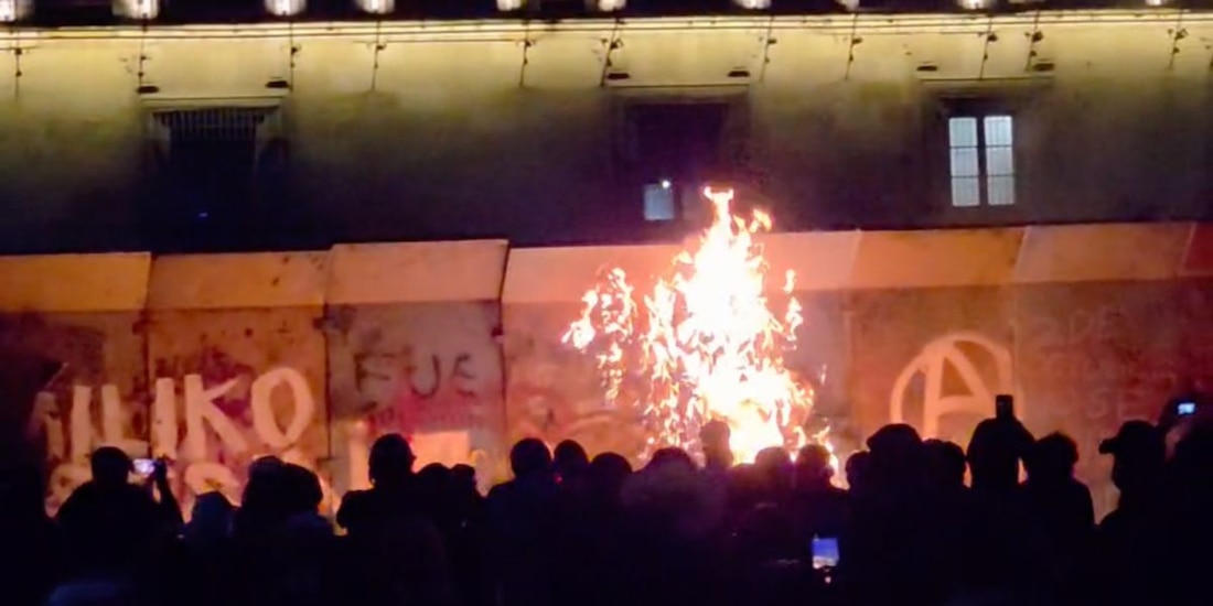 Encapuchados intentan derribar vallas de Palacio Nacional