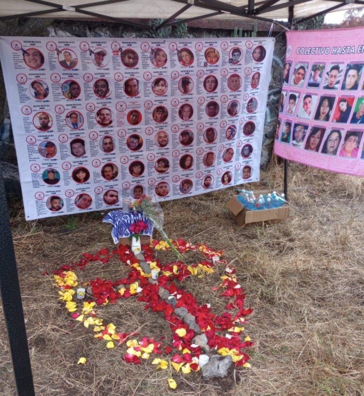 Los colectivos colocaron una ofrenda en memoria de los desaparecidos.