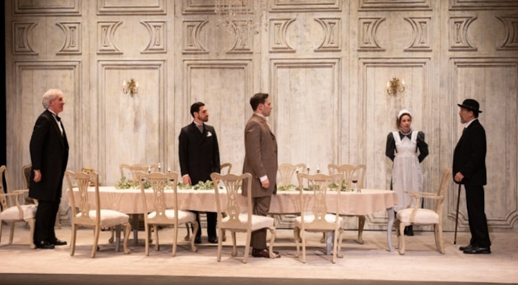 El inspector llama a la puerta. Teatro