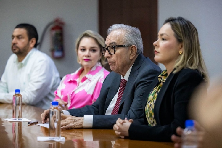 Al centro, Rubén Rocha Moya; a su izquierda, Yeraldine Bonilla, el pasado 21 de agosto.