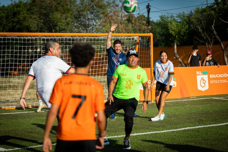 Samuel García Sepúlveda supervisa una de las nuevas canchas de fútbol 7 con pasto sintético instaladas en planteles educativos de Nuevo León.