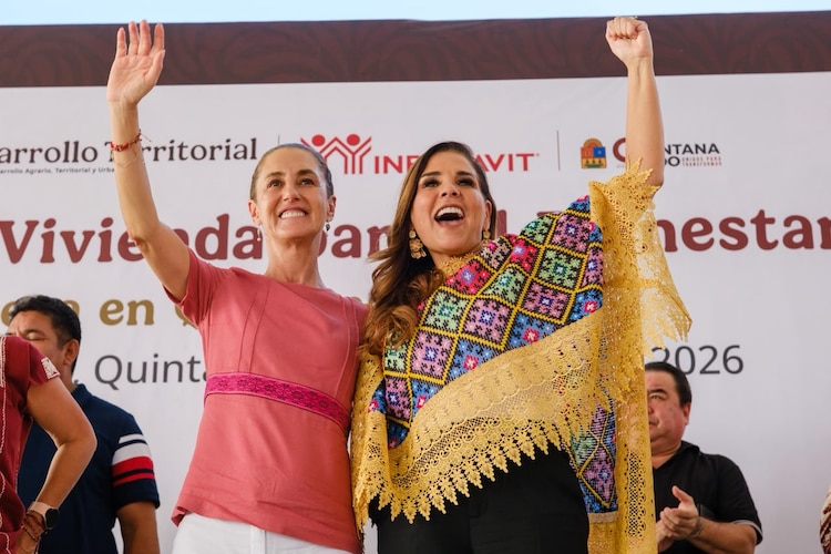 Presidenta Claudia Sheinbaum y la gobernadora de Quintana Roo, Mara Lezama, durante el programa Vivienda para el Bienestar.