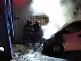 Los bomberos de la CDMX, sofocando el incendio del vehículo.