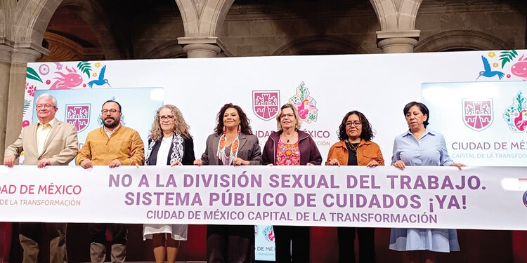 Clara Brugada e integrantes de su gabinete, ayer, en conferencia.