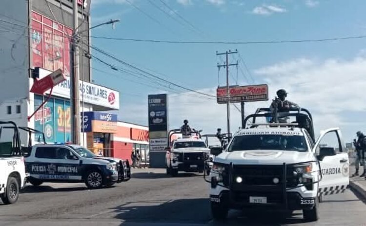 Elementos de la Guardia Nacional, en el sitio en donde una patrulla de la Policía Municipal fue emboscada, ayer.