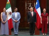 Los presidentes de Chile y México, Gabriel Boric y Andrés Manuel López Obrador, respectivamente realizan honores a la bandera acompañados de sus esposas