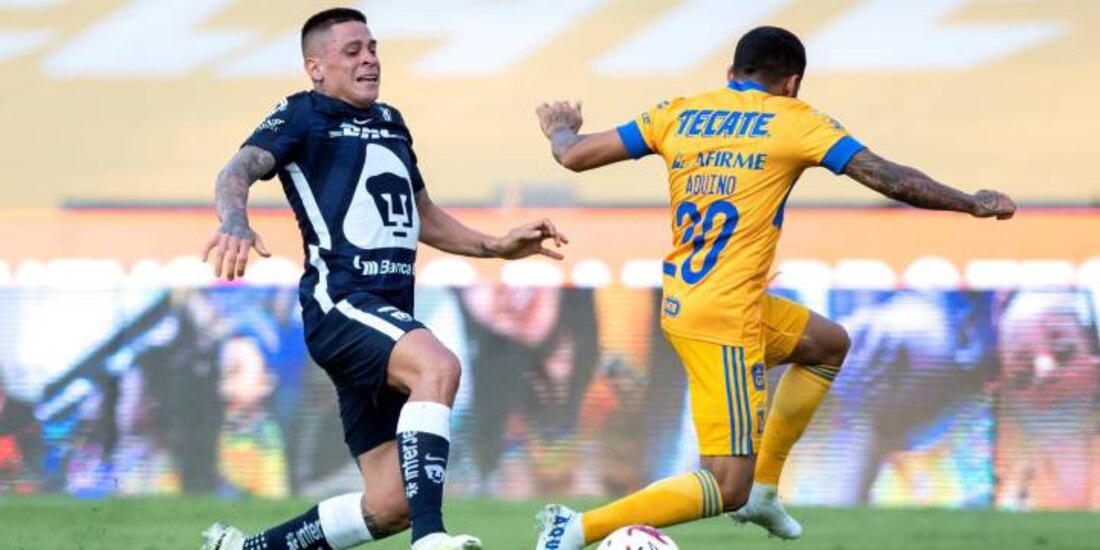 Juan Iturbe y Javier Aquino durante el Pumas-Tigres del pasado Guard1anes 2020.