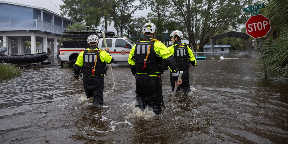 Rescatistas buscan personas atrapadas en sus casas, ayer en Suwannee, Florida.