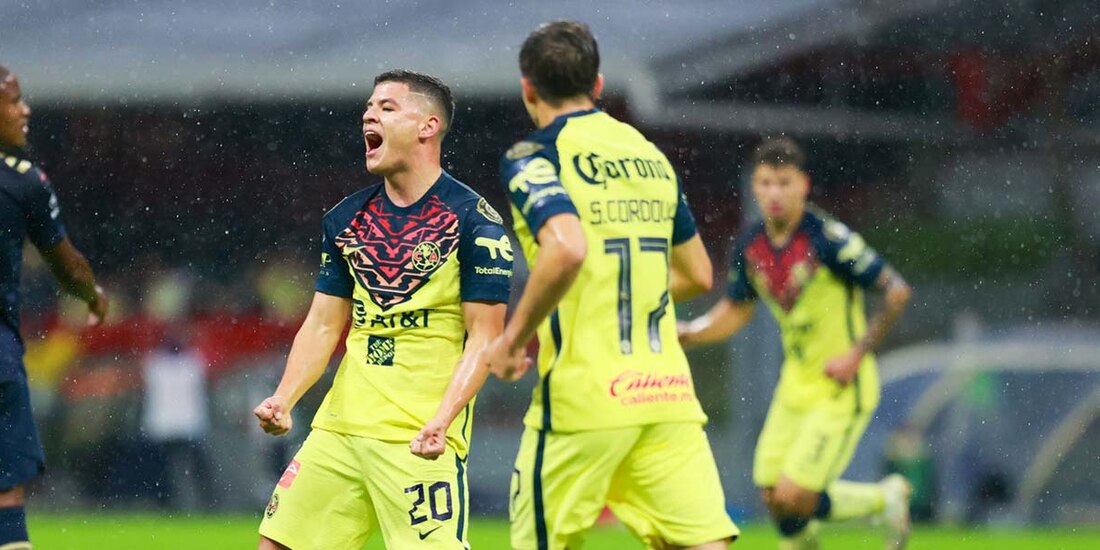 Richard Sánchez celebra el primer gol del América.