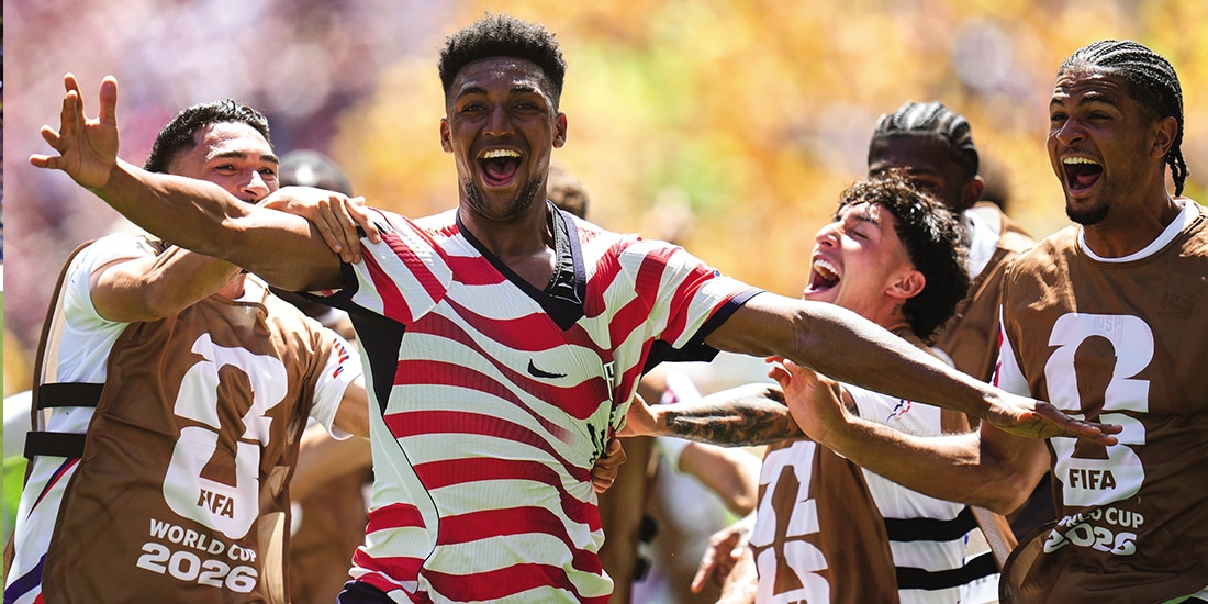 ALEX FREEMAN, el 19 de junio, con sus compañeros, festeja un gol en el Mundial