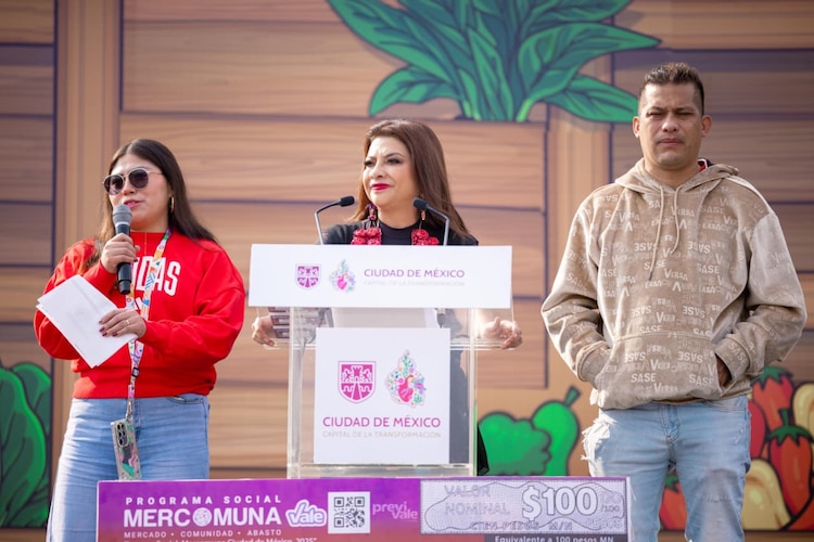 La Jefa de Gobierno, Clara Brugada Molina, encabezó la entrega de 35 mil vales Mercomuna en la Magdalena Mixhuca, Iztacalco.