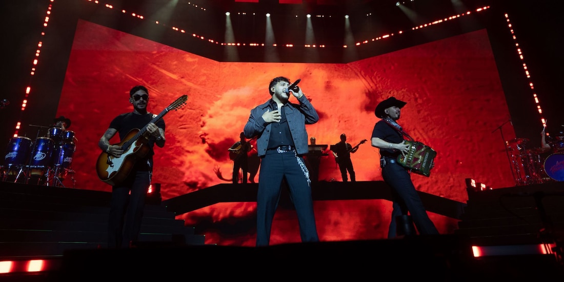Grupo Frontera en concierto de su “Triste pero bien c*brón Tour”, en el escenario de la Arena Ciudad de México.