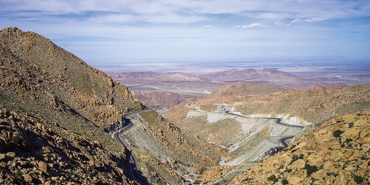 La Rumorosa. El nombre proviene del sonido del viento que, al chocar con las rocas, produce un murmullo constante que se escucha en la noche.
Recomendación: Aprovechar para visitar el mirador y las pinturas rupestres.