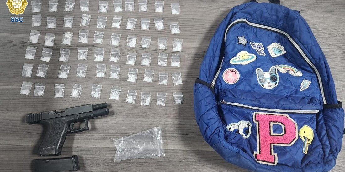 Algunos de los objetos asegurados a los presuntos responsables de la agresión cometida ayer en Álvaro Obregón.