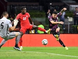 Momento exacto en el que Jorge Sánchez remata para anotar el 1-0 de México sobre Canadá.