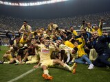 Jugadores del América celebran la obtención del título de la Liga MX en el Torneo Apertura 2014.