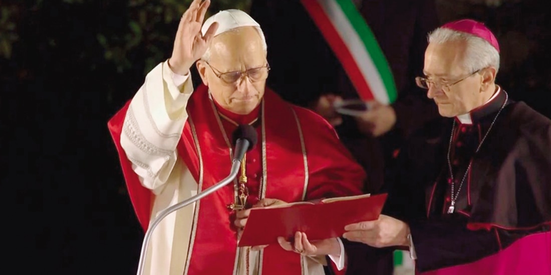 Robert Francis Prevost, papa León XIV, da la bendición final desde el Coliseo en Roma, ayer.