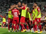 Futbolistas de los Diablos Rojos celebran un tanto ante el Santos.