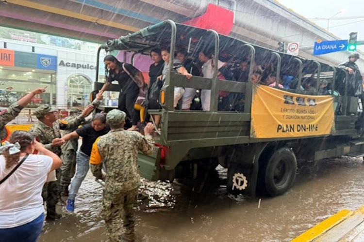 Personal militar y de la Guardia Nacional despliega vehículos de transporte para evacuar zonas anegadas en Acapulco.