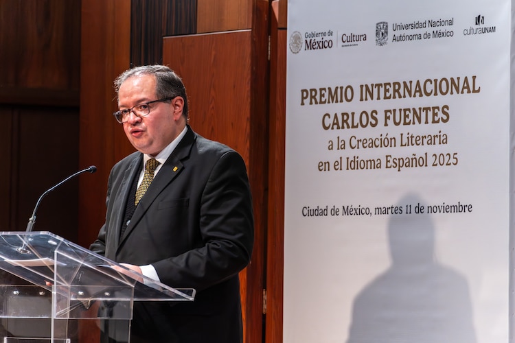 El rector de la UNAM, Leonardo Lomelí, durante la entrega del Premio Carlos Fuentes a Gioconda Belli.