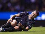 Federico Viñas se duele en el césped tras su lesión en el partido entre Puebla y América, en la ida de cuartos de final del Clausura 2022.