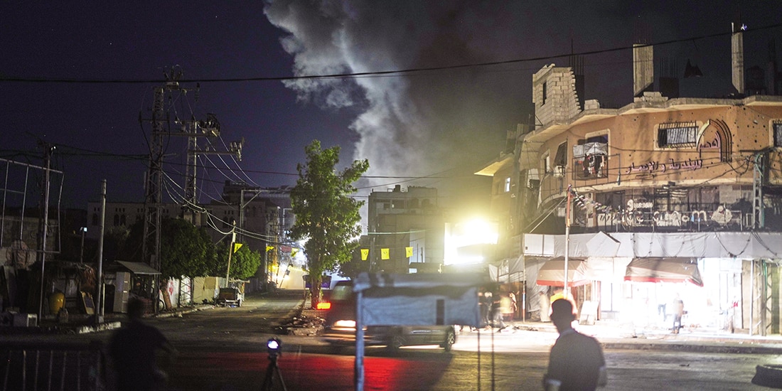 Una columna de humo se levanta tras un ataque israelí a Gaza, ayer.