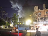 Una columna de humo se levanta tras un ataque israelí a Gaza, ayer.