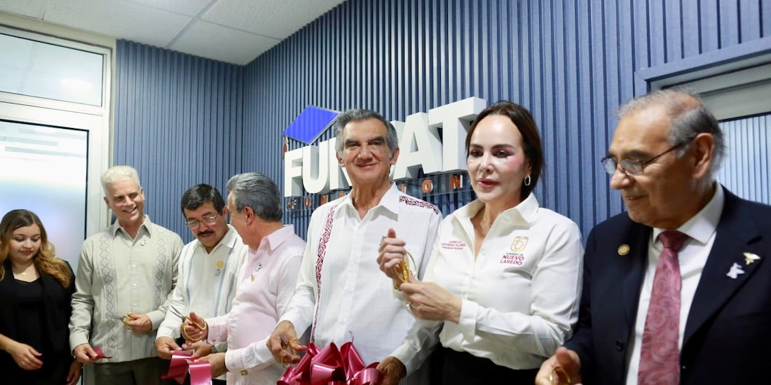 Al centro, el Gobernador constitucional.
