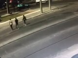 Los tres asaltantes que fueron atropellados, presuntamente habían tratado de quitarle a su camión a un hombre, quien minutos después decidió embestirlos con su vehículo
