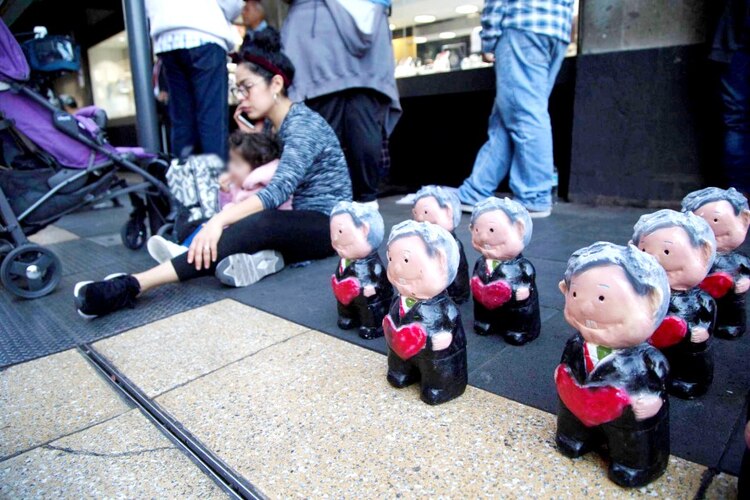 Una joven mujer hace una llamada durante un evento de la 4T