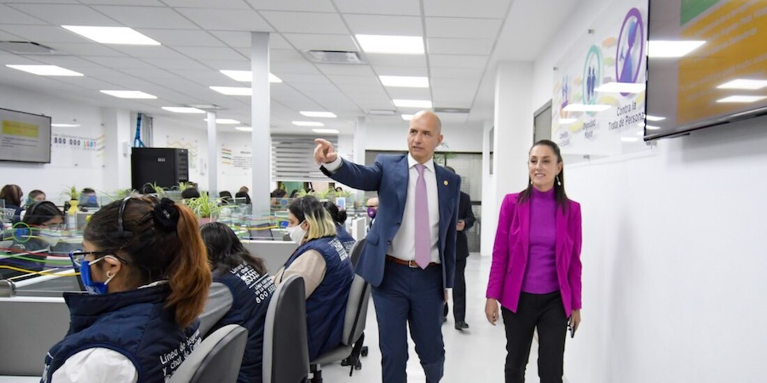 Claudia Sheinbaum y Salvador Guerrero, en recorrido por instalaciones, ayer.
