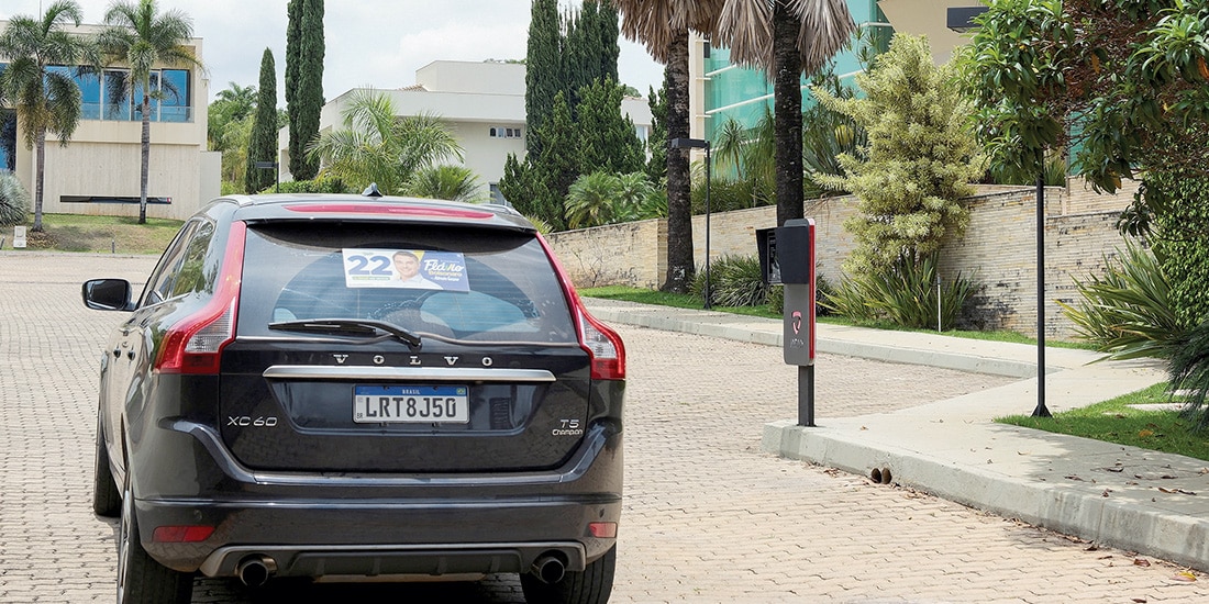 Un automóvil con un cartel en apoyo al senador brasileño Flávio Bolsonaro llega a la residencia del excandidato en Brasilia, ayer.