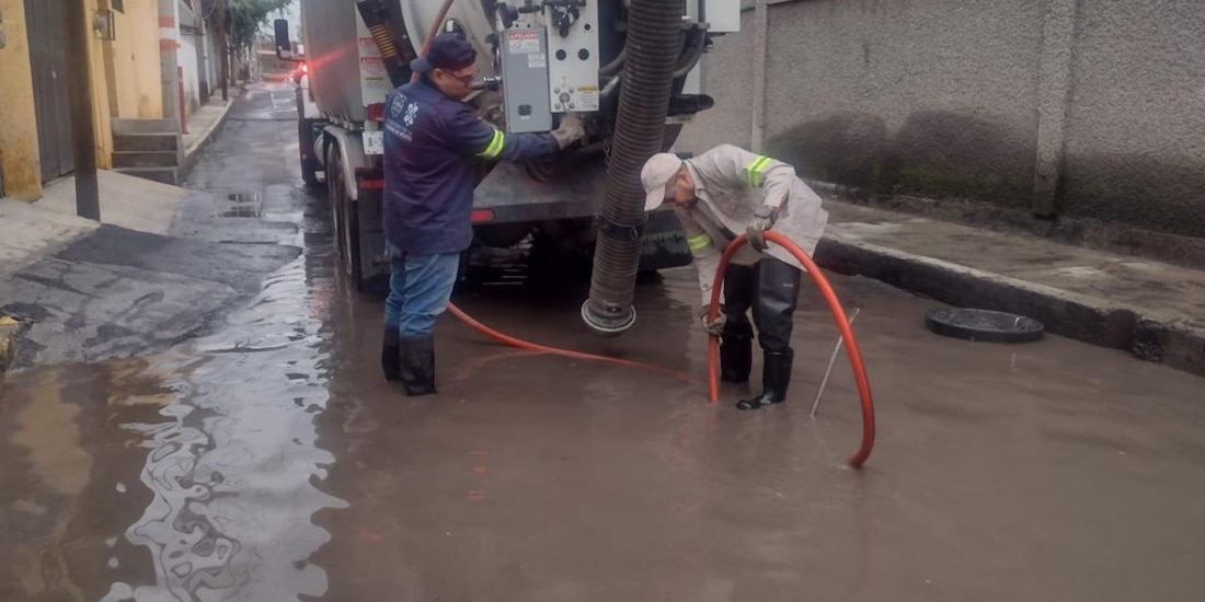 Personal técnico adscrito a la Secretaría de Gestión Integral del Agua desplegó cuadrillas de desazolve en las inmediaciones de la colonia Zacatenco.