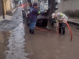 Personal técnico adscrito a la Secretaría de Gestión Integral del Agua desplegó cuadrillas de desazolve en las inmediaciones de la colonia Zacatenco.