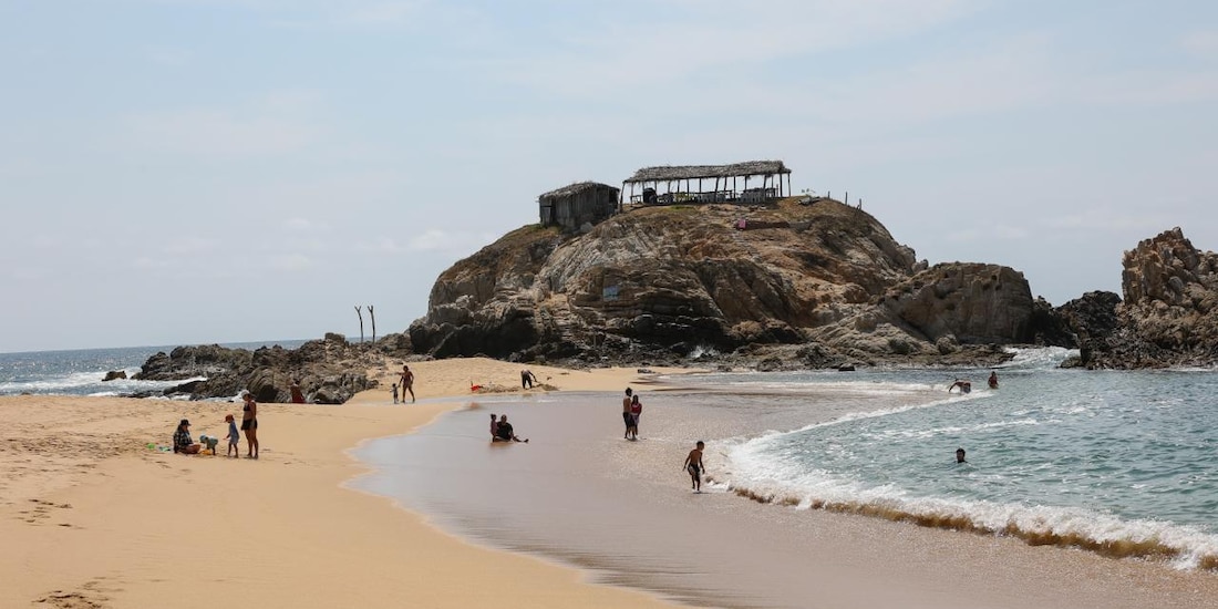 Playa michoacana para el disfrute de la gente.