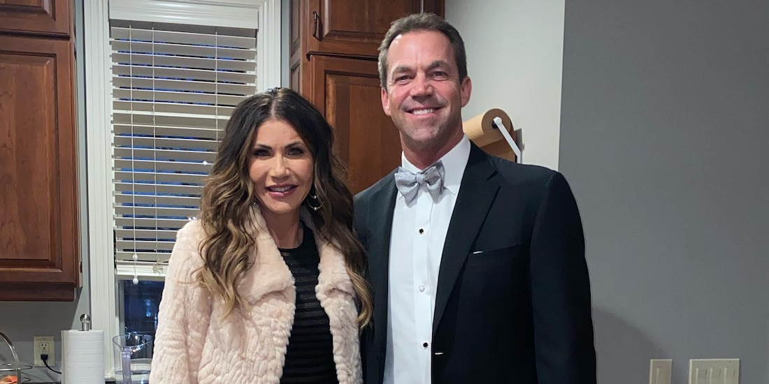 Bryon y Kristi Noem, exsecretaria de Seguridad Nacional de Estados Unidos.