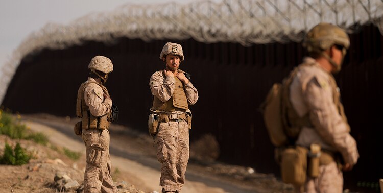 Soldados de Estados Unidos en la frontera entre este país y México.