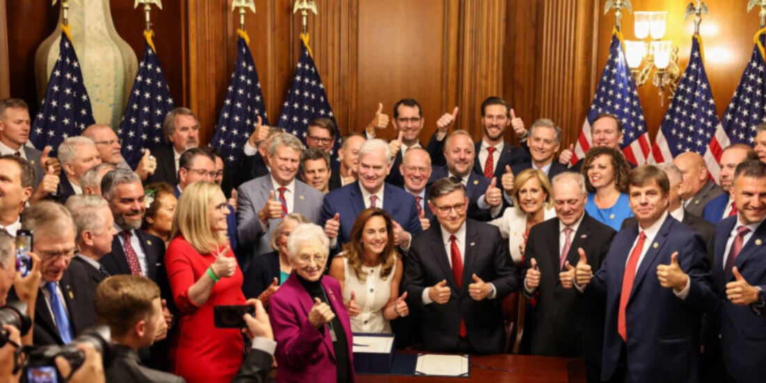 El presidente de la Cámara de Representantes de EU, Mike Johnson, con legisladores republicanos, ayer.