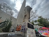 Grafitis en muro y base del monumento.