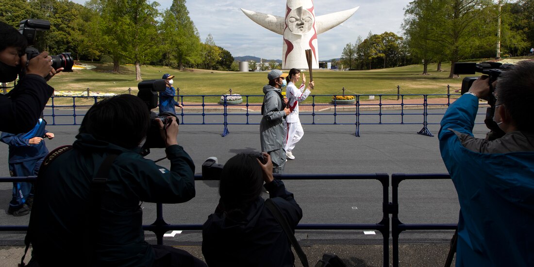 La exatleta olímpica Aya Terakawa (al centro) corre con la antorcha olímpica durante el primer día de la ronda de relevos en Osaka, Japón, el pasado 13 de abril.