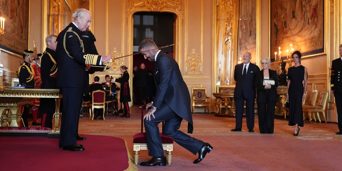 El legendario exfutbolista británico David Beckham recibió el honor de caballero por parte del rey Carlos III