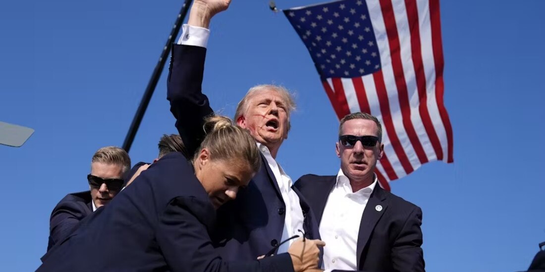 Donald Trump, con una oreja ensangrentada, alza el brazo en señal de resistencia tras el atentado en su contra