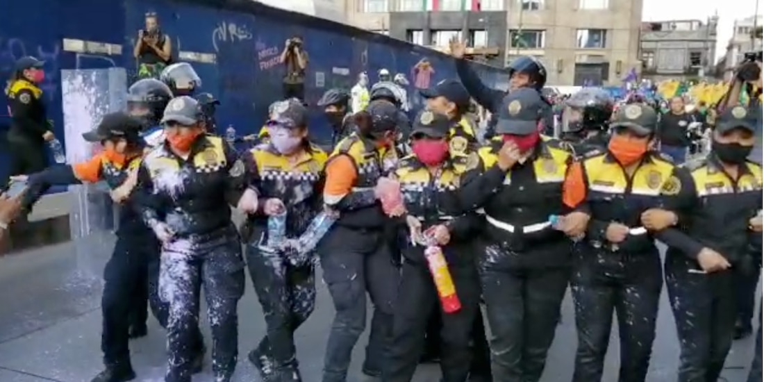 Durante el trayecto por avenida Juárez, hubo algunas confrontaciones con elementos de la policía, a las cuales un grupo les arrojó pintura.