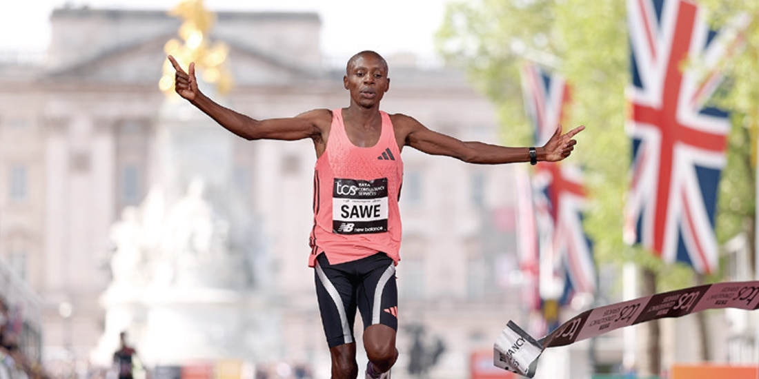 EL KENIANO cruza la línea de meta para ganar la carrera varonil, ayer, en Londres, y romper el récord