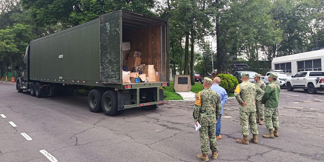 Secretaría de la Defensa Nacional traslada en tractocamiones ayuda humanitaria a Venezuela.