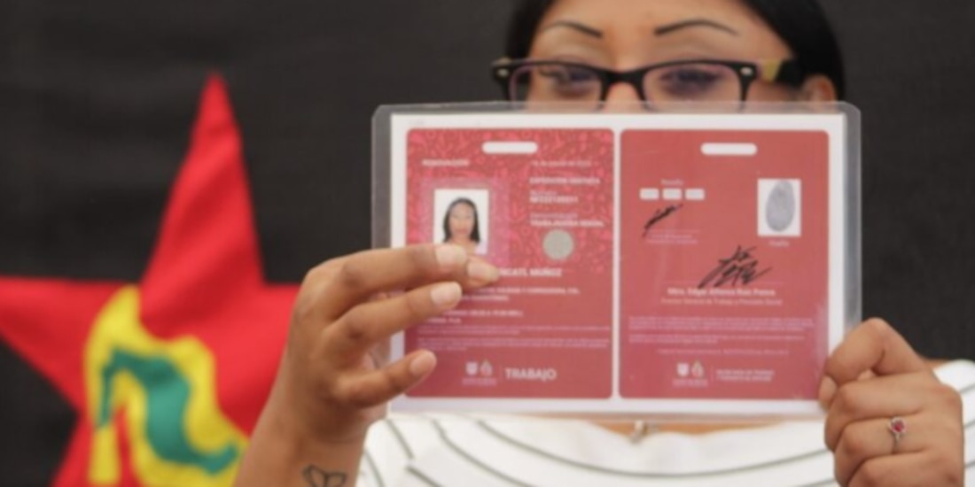 Gabriela Xicoténcatl muestra su licencia como trabajadora no asalariada, ayer.