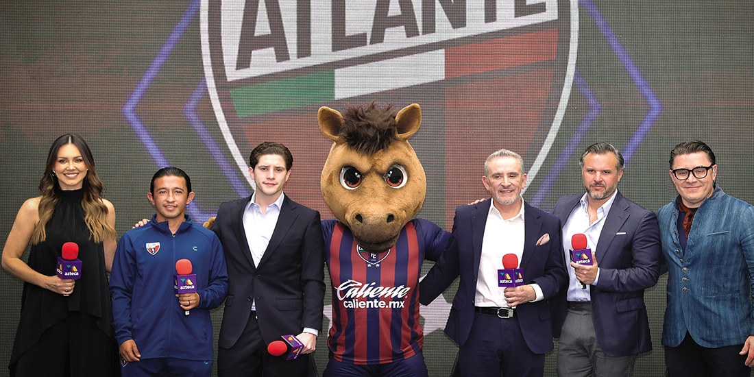 Directivos del Atlante y Christian Bermúdez (jugador), en la conferencia de prensa de ayer, en TV Azteca.