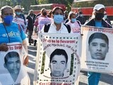 Con la consigna "Vivos se los llevaron, vivos los queremos!, los padres de los 43 marcharon desde el Ángel de la Independencia hasta el Hemiciclo a Juárez.