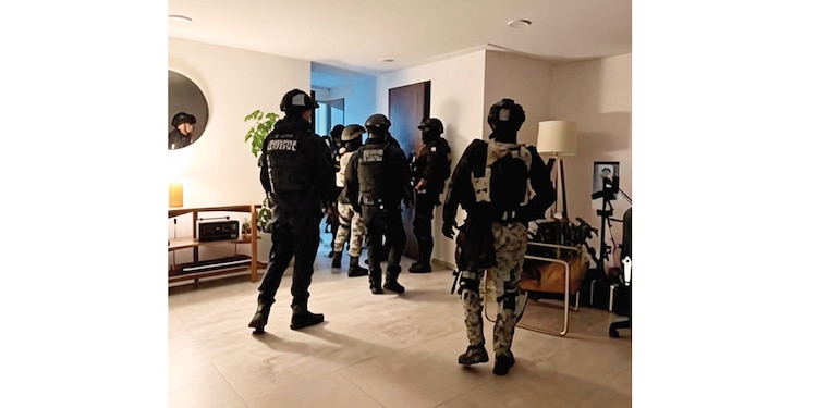 23:10 Entran elementos de la Policía de Atizapán y de la Marina al PH y realizan el hallazgo de los cuerpos.